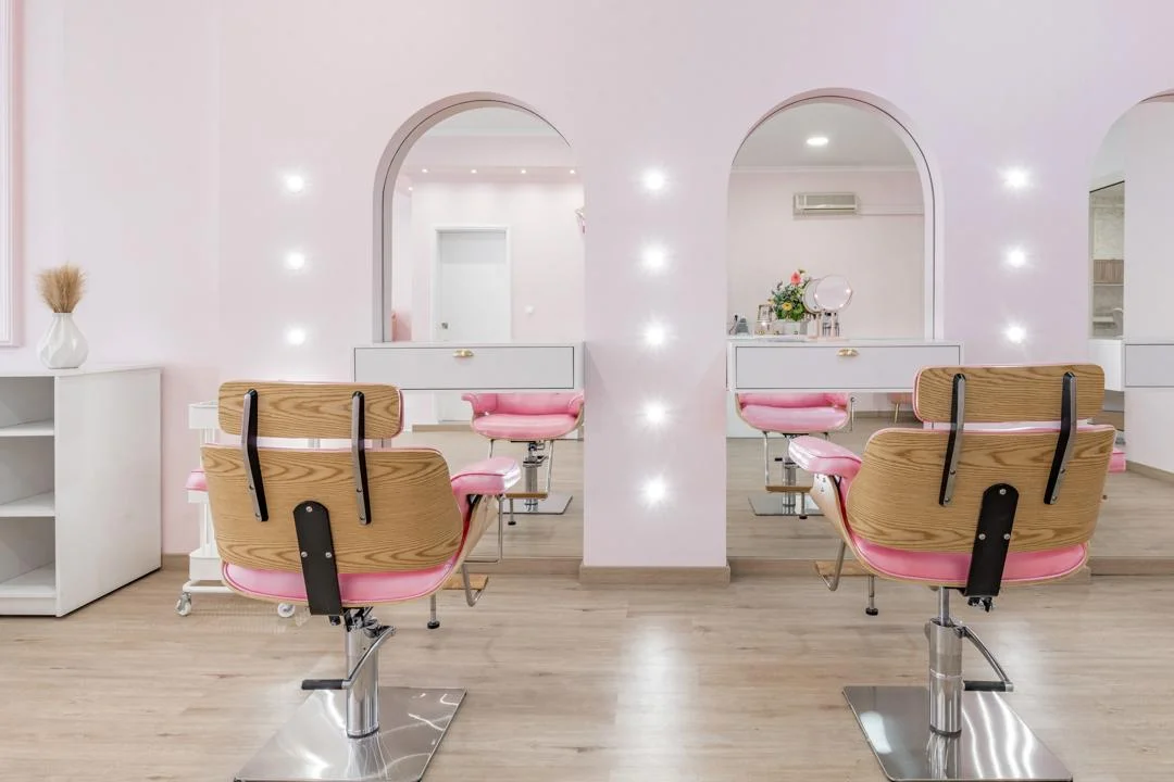 Sala de tratamento com cadeiras de styling e espelhos