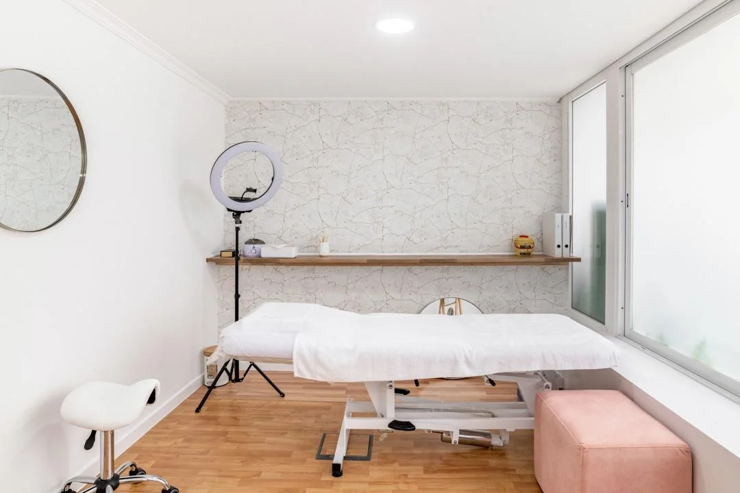 Sala de tratamento com maca profissional