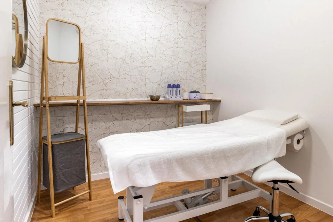 Sala de tratamento com prateleira dourada