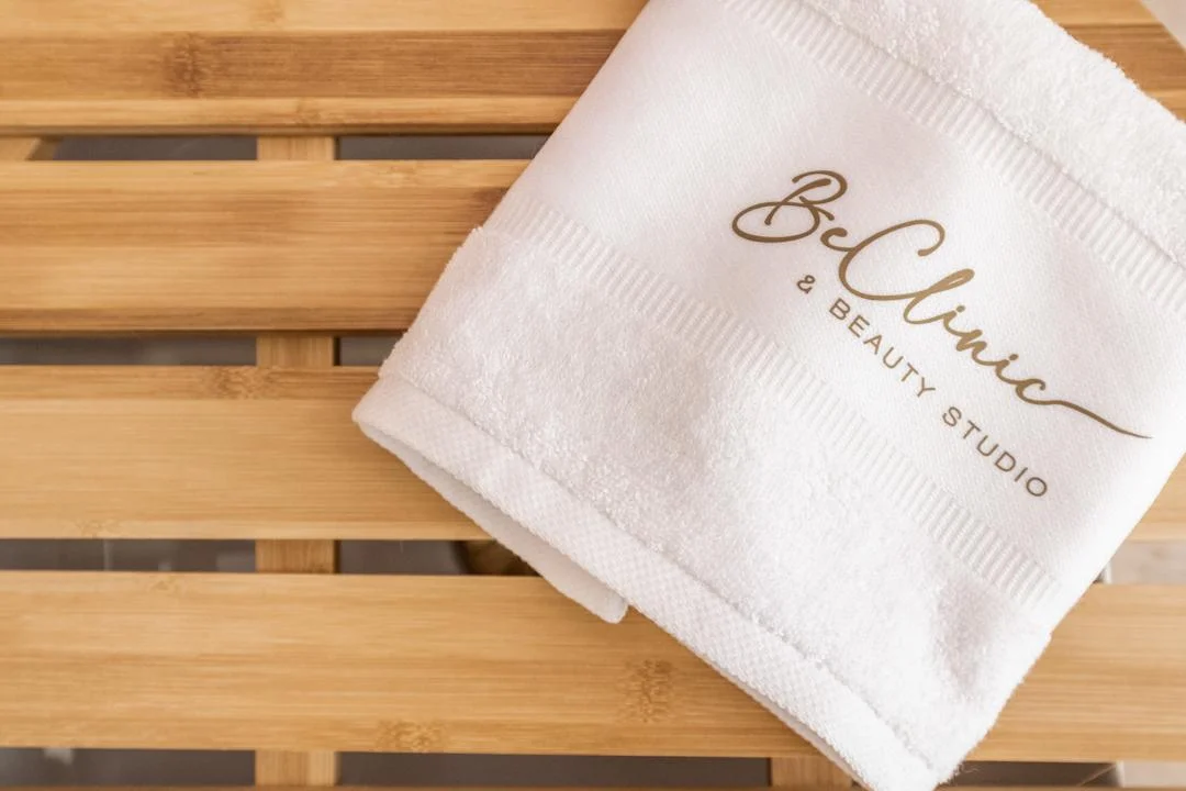 Toalha branca com logótipo BeClinic bordado