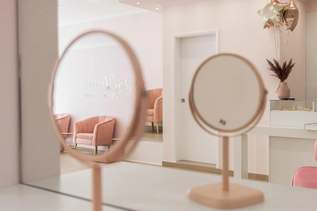 Área de receção elegante com espelhos e decoração